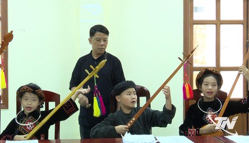 Hoạt động sinh hoạt hè ở xã Chợ Đồn gắn với việc bảo tồn và phát huy làn điệu hát Then, đàn Tính.