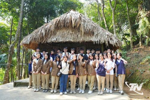 Học sinh tham quan, trải nghiệm tại Khu di tích lịch sử ATK Định Hóa.
