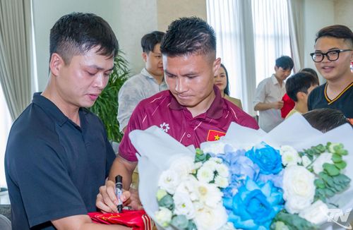 Cầu thủ Nguyễn Quang Hải ký tặng người hâm mộ.