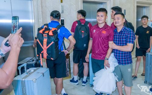 Các cầu thủ giữ tinh thần thoải mái, thân thiện khi gặp gỡ người hâm mộ tại khách sạn lưu trú.