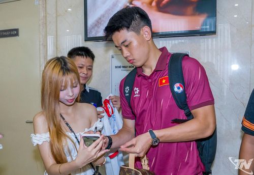 Cầu thủ Nguyễn Đình Bắc ký tặng người hâm mộ.