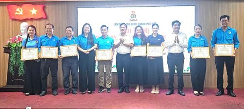 Khen thưởng các tập thể có thành tích xuất sắc trong Tháng công nhân năm 2026