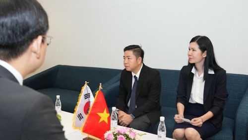 Ông Luân Quốc Hưng - Phó Tổng giám đốc EVNHCMC chào xã giao và trao đổi với đại diện Tập đoàn Điện lực Hàn Quốc (KEPCO)