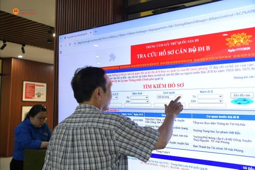 Công chúng tra cứu hồ sơ cán bộ đi B tại trưng bày