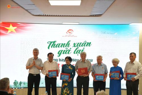 Cục trưởng Cục Cục Văn thư và Lưu trữ Nhà nước Đặng Thanh Tùng tặng sách cho các cán bộ đi B