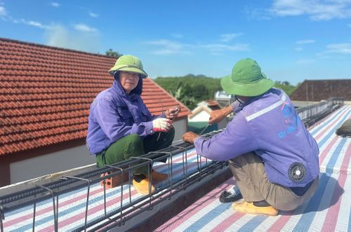 Nguồn nhân công ngày càng thu hẹp khi nhiều người chuyển sang làm việc tại các khu công nghiệp hoặc rời địa phương để tìm kiếm công việc có thu nhập ổn định hơn