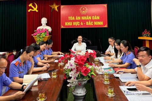 Chánh án TAND khu vực 4 - Bắc Ninh Nguyễn Thị Kim Dung chủ trì phiên họp trực tuyến rút kinh nghiệm với sự tham gia của toàn bộ các điểm cầu trong tỉnh