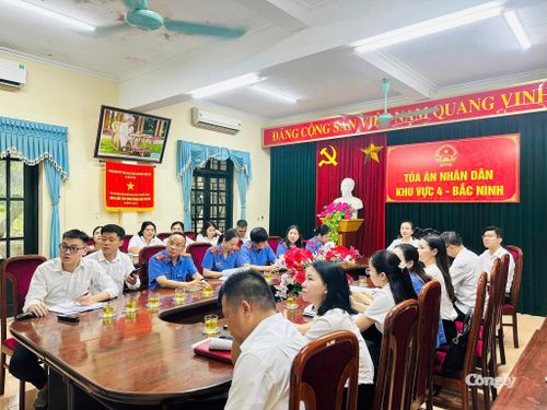 Tại Điểm cầu trung tâm TAND khu vực 4 - Bắc Ninh, đồng chí Nguyễn Thị Kim Dung, Chánh án TAND khu vực 4 - Bắc Ninh trực tiếp tham dự và chỉ đạo