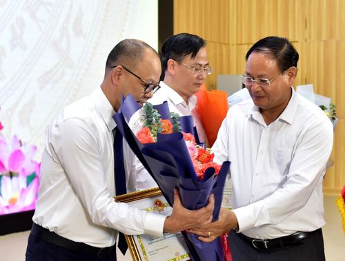 Bí thư Tỉnh ủy Lê Minh Ngân trao Bằng khen và tặng hoa cho Công ty Điện lực Lai Châu.