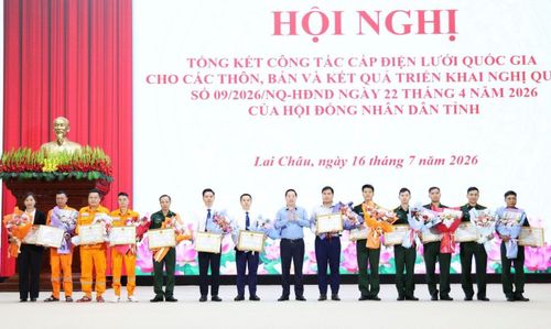 Chủ tịch UBND tỉnh tặng Bằng khen cho các cá nhân có thành tích xuất sắc trong công tác cấp điện lưới quốc gia cho các thôn, bản.