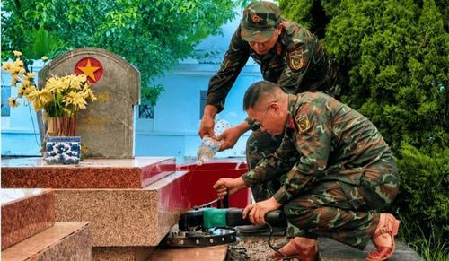 Cán bộ, chiến sĩ Bộ Chỉ huy quân sự tỉnh Điện Biên lấy mẫu tại Nghĩa trang Liệt sĩ Him Lam