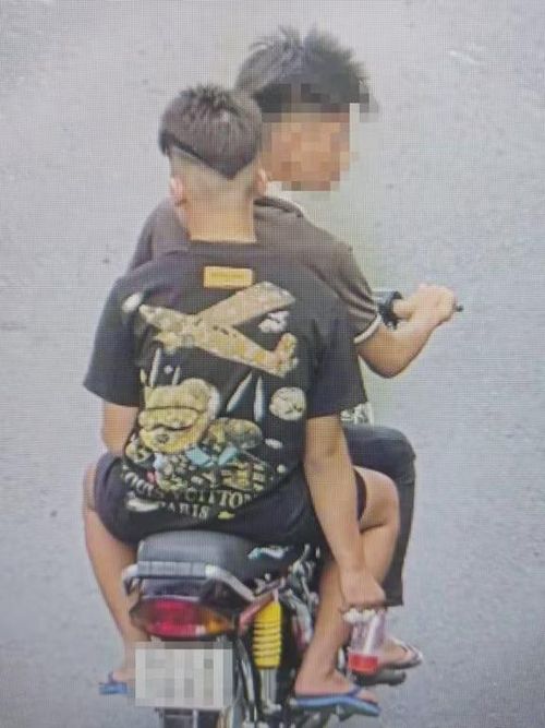 Thiếu niên gây rối chạy xe lạng lách trước mặt cán bộ truy đuổi