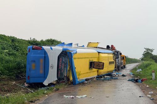 Xe khách lật nghiêng sau khi lao từ trên cao tốc xuống đường gom dân sinh.