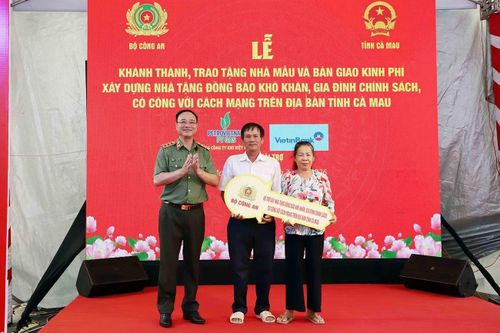 Thứ trưởng Phạm Thế Tùng bàn giao chìa khóa nhà mới do Bộ Công an tặng người dân khó khăn về nhà ở trên địa bàn tỉnh Cà Mau, hướng tới kỷ niệm 80 năm Ngày truyền thống lực lượng An ninh nhân dân (12/7/1946 - 12/7/2026) và 42 năm chiến thắng Kế hoạch phản gián CM12 (9/9/1984 - 9/9/2026)