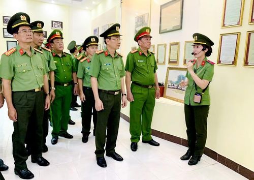 CBCS tham quan Nhà trưng bày Chiến thắng kế hoạch phản gián CM12 và nghe giới thiệu khái quát về chiến công xuất sắc của lực lượng CAND với kế hoạch phản gián CM12