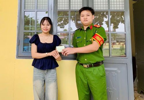 Cán bộ Công an xã Hải Lăng trả lại tài sản bị đánh rơi cho chị Thư.