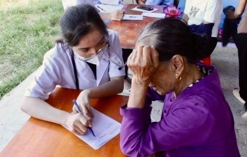 Đội ngũ y, bác sĩ Bệnh viện Đa khoa Bắc Quảng Trị tận tình khám bệnh, tư vấn chăm sóc sức khỏe, cấp phát thuốc miễn phí cho đông đảo bà con nhân dân phường Bắc Gianh.
