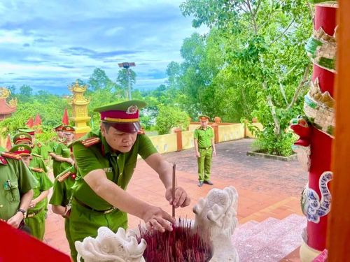 Công an xã Bến Hải dâng hương tưởng nhớ, tri ân các anh hùng liệt sĩ.