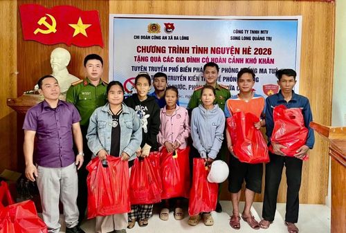 Công an xã Ba Lòng trao tặng quà cho người nghèo trên địa bàn.