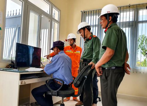Cán bộ Phòng An ninh Kinh tế Công an tỉnh Lâm Đồng kiểm tra an ninh, an toàn điện