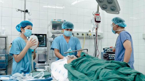 Nam bệnh nhân 54 tuổi có chỉ định phẫu thuật cấp cứu để bảo tồn chức năng tối đa của chi thể.