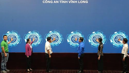 Đại tá Trần Quốc Phục, Phó Giám đốc Công an tỉnh Vĩnh Long cùng các đại biểu thực hiện nghi thức ra mắt mô hình “Vĩnh Long xanh - An toàn niềm tin số”