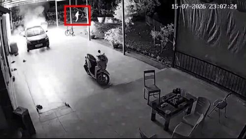 Hình ảnh đối tượng Nguyễn Văn Lực châm lửa đốt xe ô tô, sau đó bỏ chạy được camera an ninh ghi lại.