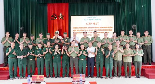 Các đại biểu tham dự buổi gặp mặt, động viên các thương binh, bệnh binh và người có công đang được chăm sóc tại Cơ sở Điều dưỡng thương binh Nho Quan.