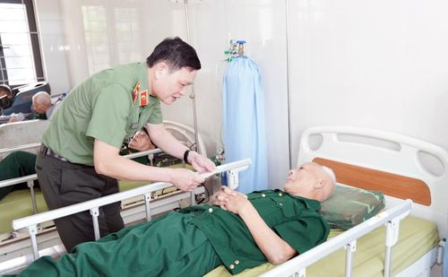 Thiếu tướng Võ Anh Tuấn thăm hỏi các thương binh, bệnh binh và người có công đang được chăm sóc tại Cơ sở Điều dưỡng thương binh Nho Quan.