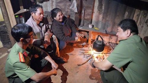 Những cuộc trò chuyện bên bếp lửa đã đưa cán bộ an ninh đến gần với bà con