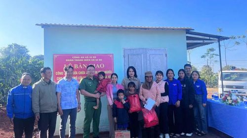 Thiếu tá Nguyễn Văn Hợp - Phó Công an xã Ia Ko tại buổi trao công trình sửa chữa nhà tình nghĩa cho một hộ dân trong xã