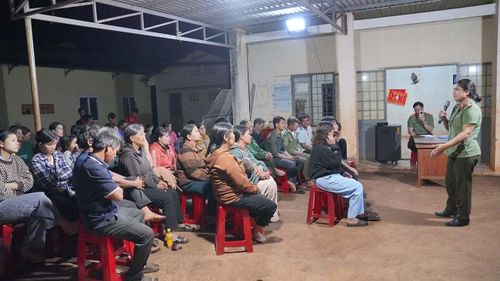 Cán bộ An ninh tuyên truyền, phát động quần chúng nhân dân tham gia bảo vệ an ninh Tổ quốc