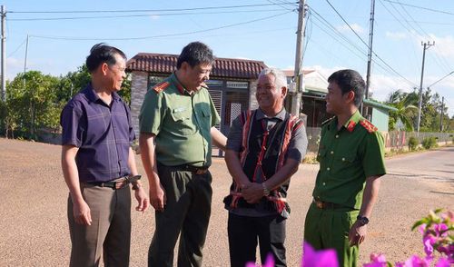 Lực lượng An ninh bám làng, tranh thủ người có uy tín, tuyên truyền bà con không mắc mưu kẻ xấu