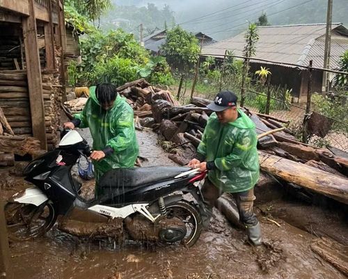 Cảnh sát PCCC và CNCH Công an tỉnh Sơn La huy động hơn 25 CBCS tham gia giúp đỡ nhân dân di dời tài sản khỏi khu vực sạt lở.