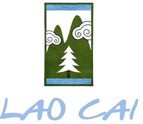 Logo nhận diện du lịch cũ của Lào Cai nổi bật với biểu tượng cây thông pơ mu, loài cây đặc trưng của vùng núi Hoàng Liên Sơn, đại diện cho sức sống mãnh liệt của thiên nhiên và con người Tây Bắc và các đường nét hoa văn thổ cẩm uốn lượn, tượng trưng cho bản sắc văn hóa truyền thống của hơn 30 dân tộc anh em tại Lào Cai.