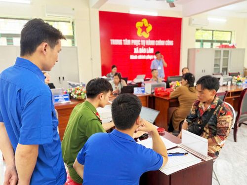 Đoàn viên, thanh niên xã Bảo Lâm hỗ trợ người dân tiếp cận và sử dụng các tiện ích số.
