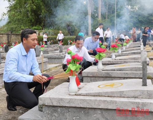 Đồng chí Nguyễn Việt Oanh, Phó Bí thư Tỉnh ủy, Chủ tịch HĐND tỉnh Bắc Ninh dâng hương phần mộ các anh hùng liệt sĩ tại Nghĩa trang Liệt sĩ Hòa An.