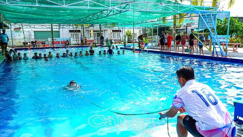  Báo cáo viên hướng dẫn học viên kỹ năng cứu hộ, xử lý tình huống khi xảy ra tai nạn dưới nước.