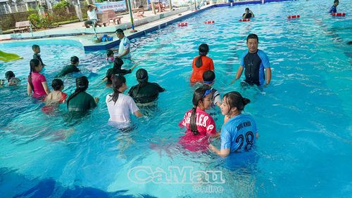 Phần thực hành tại hồ bơi giúp học viên nâng cao kỹ năng bơi và xử lý tình huống dưới nước.