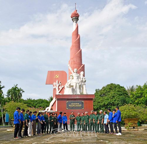 Các cựu chiến binh cùng thế hệ trẻ Phú Mỹ họp mặt, ôn lại truyền thống lịch sử hào hùng trước Tượng đài Di tích lịch sử cấp tỉnh - Căn cứ Tỉnh ủy tại Xẻo Đước.