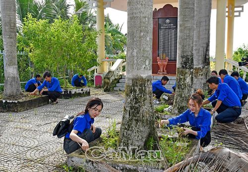 Các bạn đoàn viên, thanh niên hăng hái ra quân dọn dẹp vệ sinh, làm sạch cảnh quan khuôn viên khu tưởng niệm trong các hoạt động về nguồn cuối tuần.