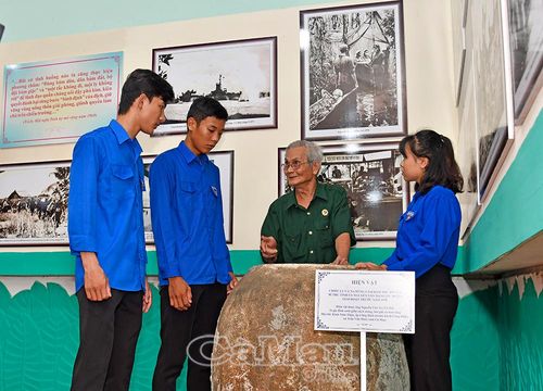 Cựu chiến binh chia sẻ với các đoàn viên, thanh niên về chiếc lu cà na, từng làm hầm trú ẩn của cán bộ giai đoạn trước năm 1970 tại vùng căn cứ.