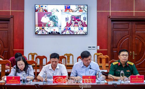 Hội nghị được kết nối trực tuyến đến các điểm cầu 64 xã, phường trên địa bàn tỉnh.