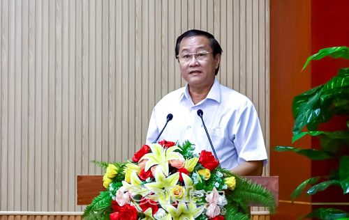 Đồng chí Lê Chí Hiếu, Phó Trưởng ban Tổ chức Tỉnh uỷ, trình bày báo cáo kết quả công tác tổ chức xây dựng Đảng và công tác phối hợp thực hiện nhiệm vụ bảo vệ chính trị nội bộ 6 tháng đầu năm 2026.