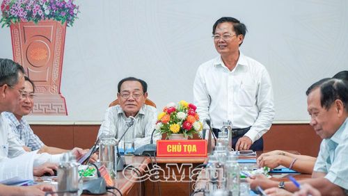 Đồng chí Vương Hữu Tiến, Phó Giám đốc Sở Y tế, Chủ tịch Hội Đông y tỉnh, Khối trưởng Khối thi đua 6, phát biểu tại hội nghị.