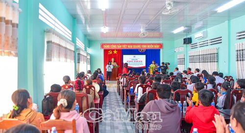 Đông đảo phụ huynh, học sinh tham dự Chương trình “Chữ thập đỏ - Tiếp bước em thơ” tại xã Tân Tiến.