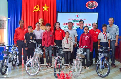 Niềm vui của các em học sinh khi nhận món quà ý nghĩa trước thềm năm học mới.
