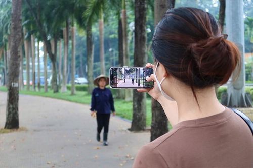 Quay video tại nơi công cộng phải thông báo cho người xuất hiện trong video (Ảnh minh họa)