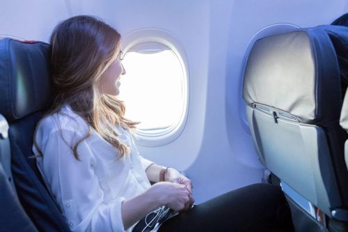 Khu vực ghế giữa thân máy bay, gần hai cánh thường được xem là vị trí ít bị rung lắc hơn