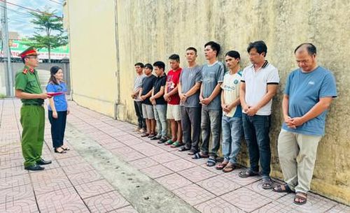 Tống đạt quyết định khởi tố đối với các đối tượng